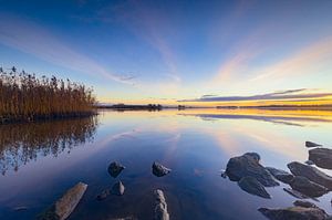 Sonnenuntergang an einem See an einem ruhigen Winterabend von Sjoerd van der Wal Fotografie