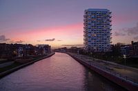 le pont cycliste sur la Lys à la K Tower pendant le coucher du soleil, Kortrijk, Belgique