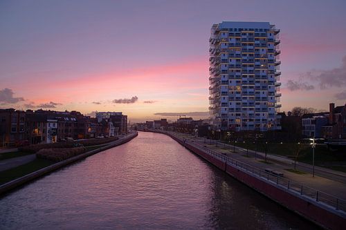 de K-tower tijdens de zonsondergang, Kortrijk, Belgie