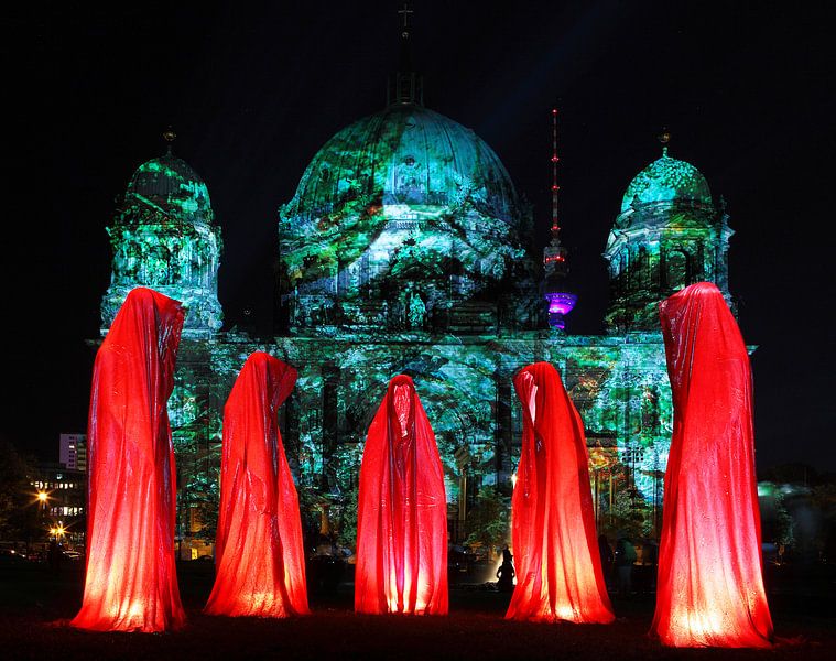 Cinq sculptures devant la cathédrale de Berlin par Frank Herrmann