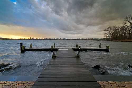 Donkere wolken boven Kralingse Plas te Rotterdam
