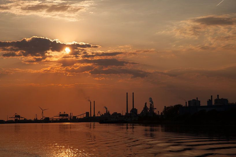 Avond in IJmuiden by Wim Slendebroek