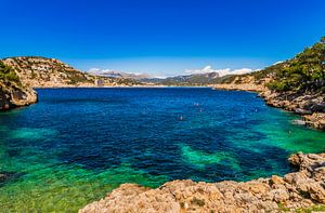 Idyllischer Blick auf die Küstenlinie in der Bucht von Port de Andratx von Alex Winter