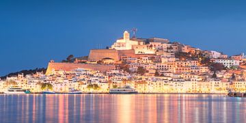 Ibiza stad op een sfeervolle avond - panorama van Vincent Fennis