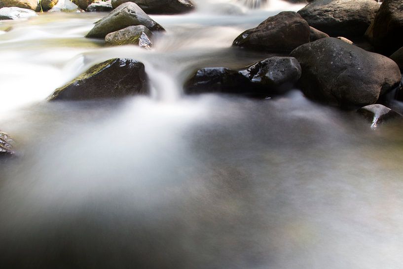 Stromend water tussen de rotsen op Lombok van Willem Vernes