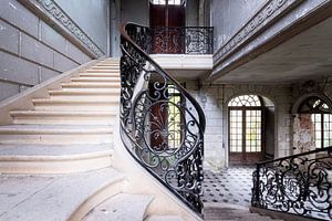 Schönes Treppenhaus in verlassenem Schloss von Roman Robroek – Fotos verlassener Gebäude