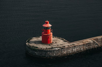 Minimalistische maritieme fotografie van de rode vuurtoren in Kopenhagen