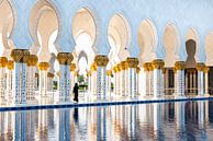 Reflectie en vrouw met zuilen in Sheikh Zayid Moskee in Abu Dhabi van Dieter Walther thumbnail