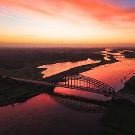 Sonnenaufgang über der IJssel-Brücke in Zwolle von Bas van der Gronde