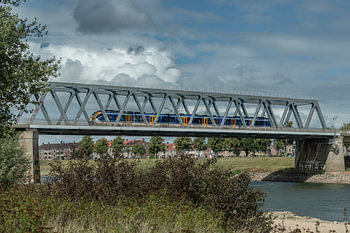 NS FLIRT 3 crossing the railway bridge near Deventer.