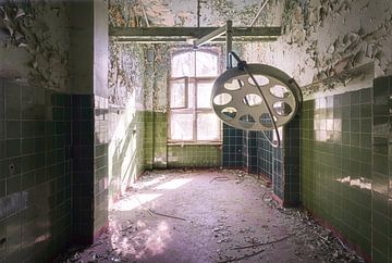 Verfallener Operationssaal in polnischem Krankenhaus. von Roman Robroek