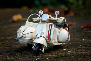 Robuster Spielzeugscooter mit italienischen Farben