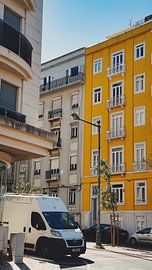 Zonnige Lissabon Straat met Kleurrijke Gebouwen van Chris Snoek