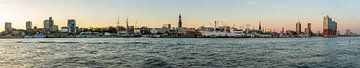 Hamburg City Skyline - volles Panorama von den Landungsbrücken bis zur Elbphilharmonie zum Sonnenuntergang