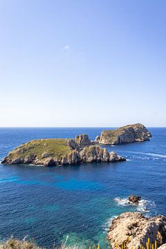 Blick auf Canó Illes Malgrats, Mallorca | Felsformationen im Meer | Reisefotografie von Kelsey van den Bosch