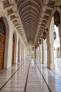 Corridor de mosquée orné d'arcs
