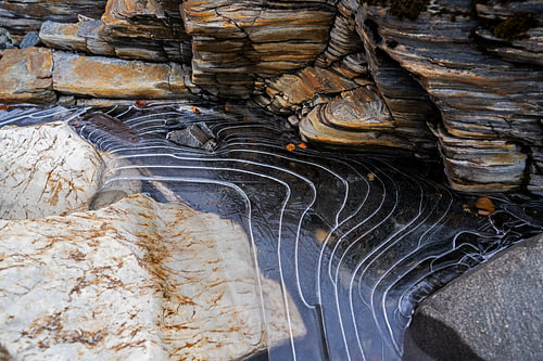 Ice patterns between layered stones