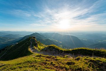 Wandelpad van de Hochgrat naar de Hochgratbahn met uitzicht op Oberstaufen van Leo Schindzielorz