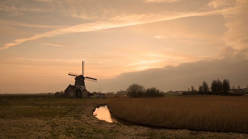 Molen bij zonsondergang in Volendam van Chris Snoek