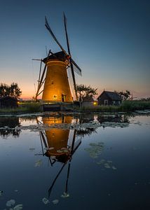 Kinderdijk während der blauen Stunde