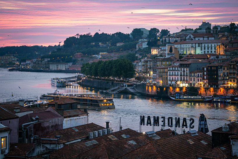 Zonsondergang over de Douro in Porto van Piermarco Raimondo