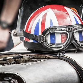 Helm op motorkap van Arjan van Triest