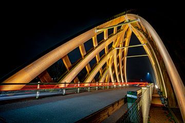Moderne houten viaduct van Sneek in de avond
