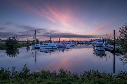Mooie zonsopkomst haven Maurik