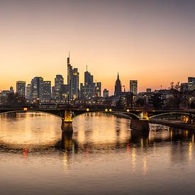 Frankfurt am Main- Panorama bij zonsondergang van Frank Herrmann