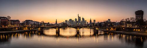 Francfort-sur-le-Main- Panorama au coucher du soleil