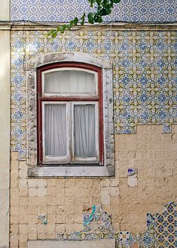 Hauswand in Lissabon mit schönen Kacheln