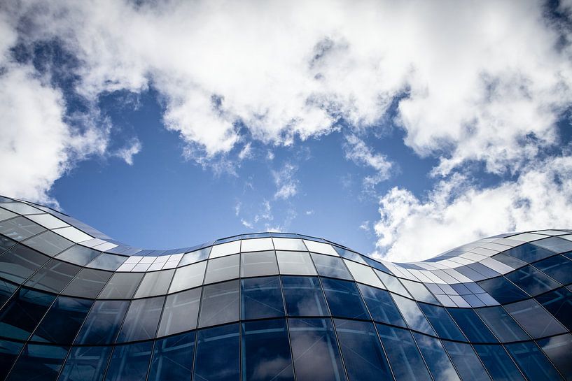 glazengebouw en blauwe lucht in Newcastle van Eric van Nieuwland