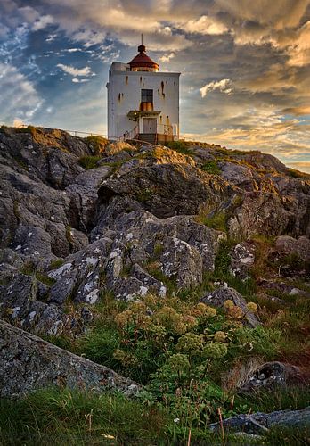 Ulla-vuurtoren op een warme zomerdag, Haramsøya, Ålesund, Noorwegen