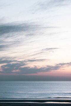 Pastelkleurige lucht bij zonsondergang in de Noordzee van Simone Neeling