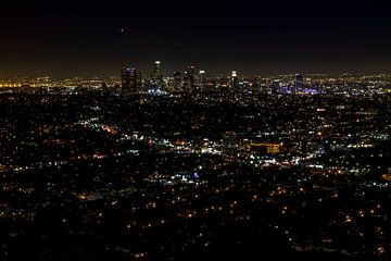 Blick auf die Innenstadt von Los Angeles bei Nacht von Easycopters
