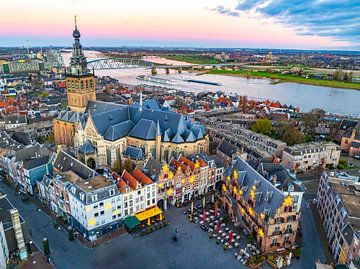 Skyline van Nijmegen aan de Waal tijdens zonsopgang