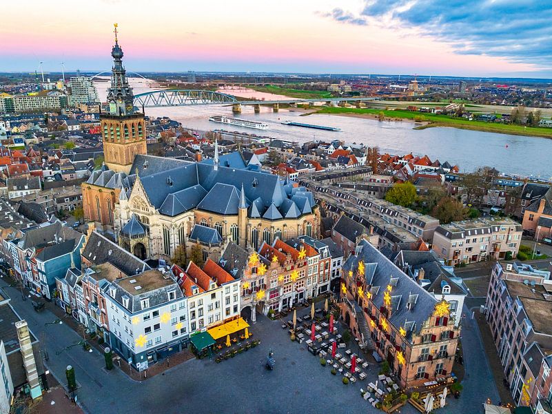 Skyline von Nimwegen am Fluss Waal bei Sonnenaufgang von Sjoerd van der Wal Fotografie