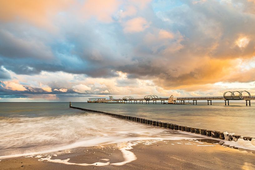 Between sky and sea by Ursula Reins