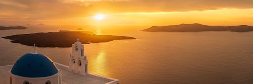 Zonsondergang over de Egeïsche Zee met kerk / kapel op Santorini in Griekenland