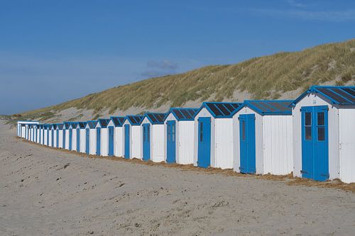 Une rangée de cabanes de plage hollandaises