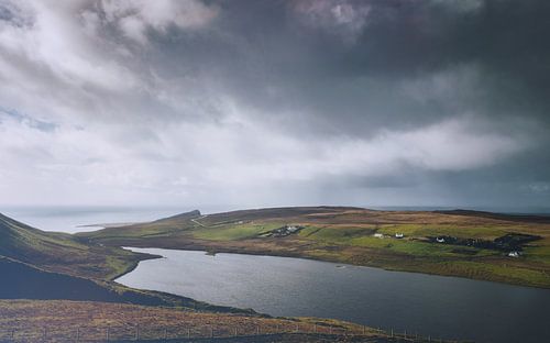 Verlaten eenzaamheid bij Neist Point. Isle of Skye in Groot-Brittannië. Panorama klif in de Schotse Hooglanden!