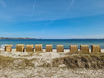 Nombreuses chaises de plage sur les plages de la mer Baltique dans le nord de l'Allemagne par temps 