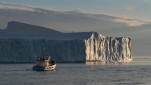 Fischerboot in der Abendsonne in Grönland