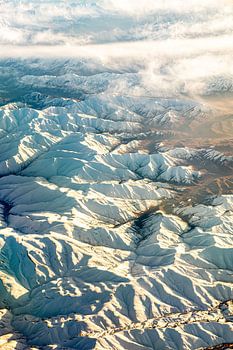 Luftaufnahme Zagros Gebirge im Iran mit weisse Berge und Nebelschleier