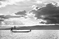Zwart-wit foto van een visser met zijn visnetten op de boot op het Inle meer in Myanmar van Twan Bankers thumbnail