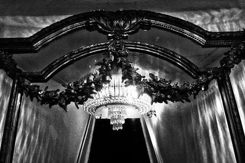 Oude lamp, weerspiegeld in spiegel