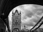 Uitzicht op de Tower Bridge in Londen, op een dramatische bewolkte dag. van Carlos Charlez thumbnail