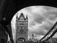 Uitzicht op de Tower Bridge in Londen, op een dramatische bewolkte dag.