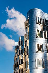 Fassade Gehry Bauten im Medienhafen Düsseldorf mit Himmel und Wolken