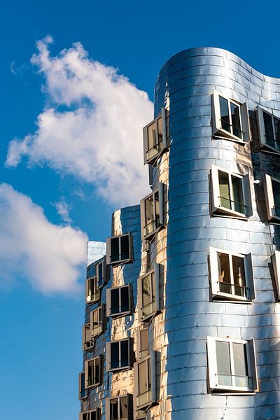 Façade des bâtiments Gehry dans le port médiatique de Düsseldorf avec ciel et nuages par Dieter Walther
